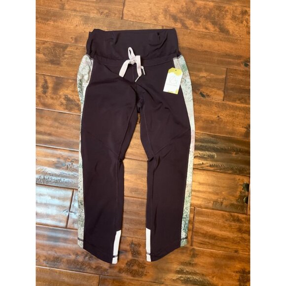 Lululemon Maroon with Patterned Splatter Stripe Cropped Athletic Leggings Size 8 - Picture 1 of 4
